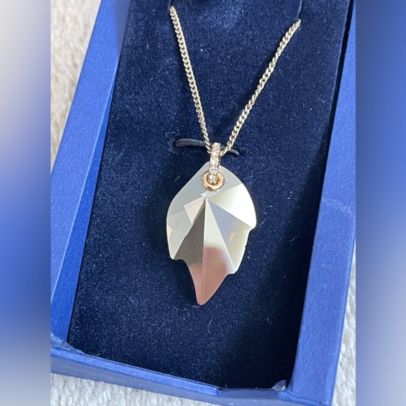 Swarovski leaf pendant - Picture 5 of 13